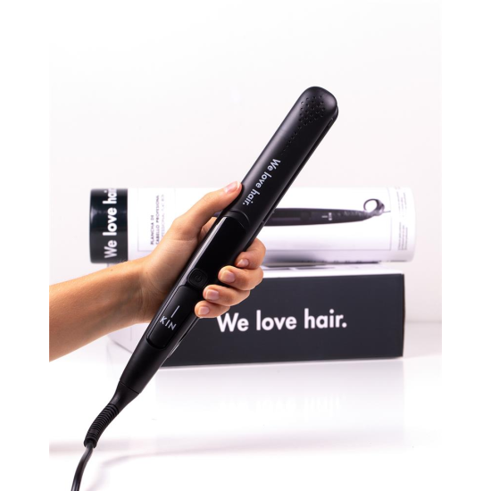 KIN Cosmetics We Love Hair Prémium fodrász hajvasaló és hajgöndörítő utazó táskával - Black KIN Cosmetics We Love Hair Prémium fodrász hajvasaló és hajgöndörítő utazó táskával - Black