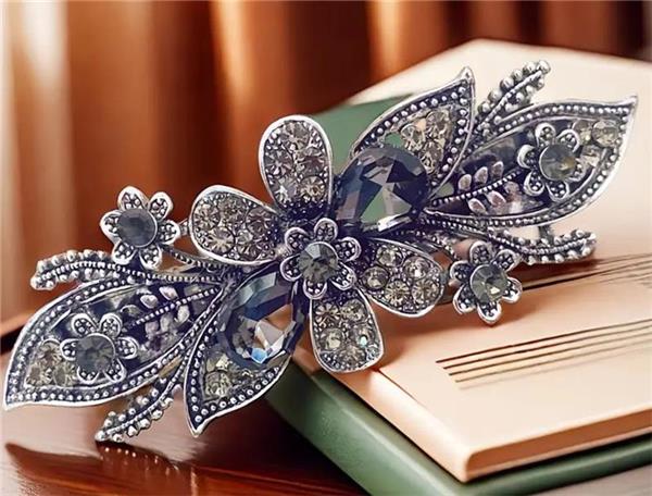 Hajcsat - haj csíptető elegáns egyszerű virágos mintákkal 9×3cm - szürkés árnyalat